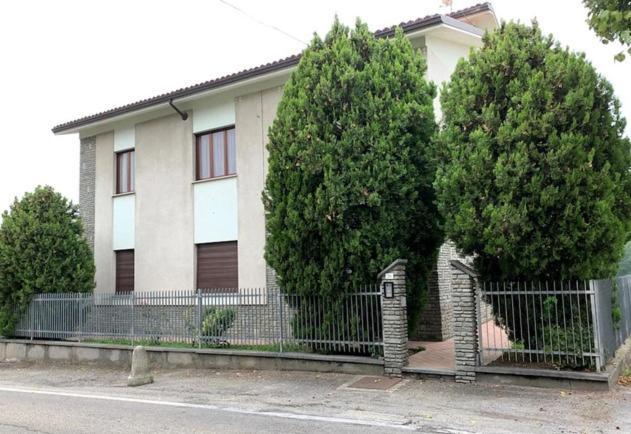 Casa Nebieu In Edificio Indipendente Nel Centro Di Monforte Monforte D'Alba Exterior photo